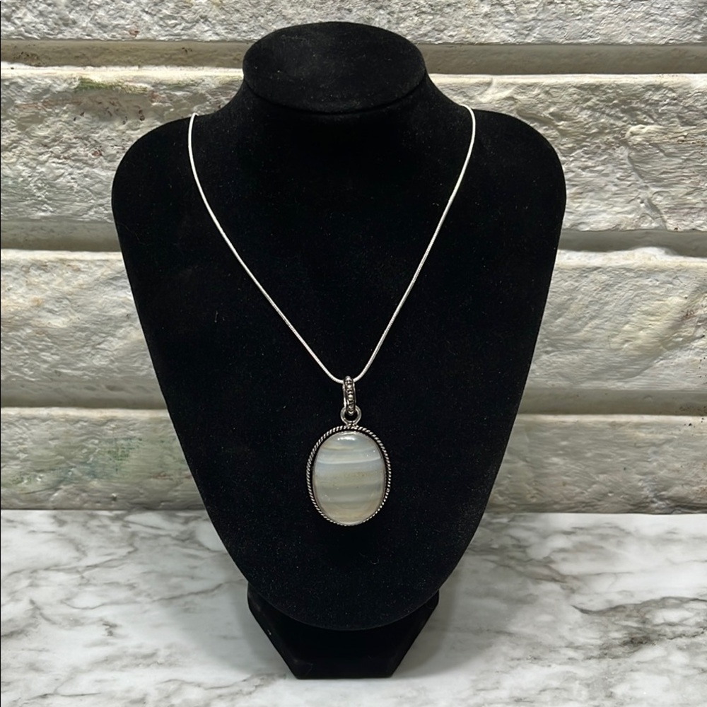 HANDMADE WHITE AGATE SILVER PENDANT WITH 925 SILVER CHAIN
NWT - Picture 2 of 8